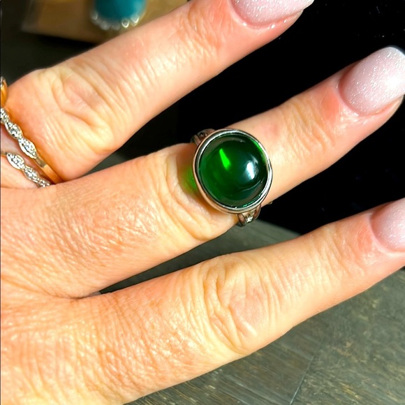 Elegant Green Silver Ring - Picture 1 of 3